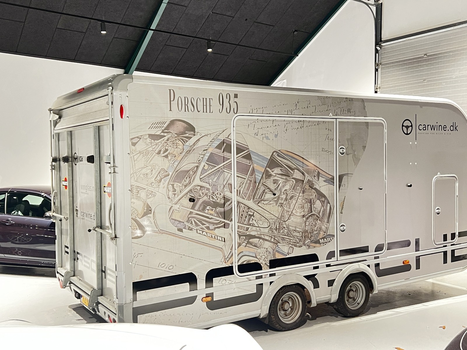 Carwine.dk trailer helt indpakket i grå folie med Porsche 935-tegning