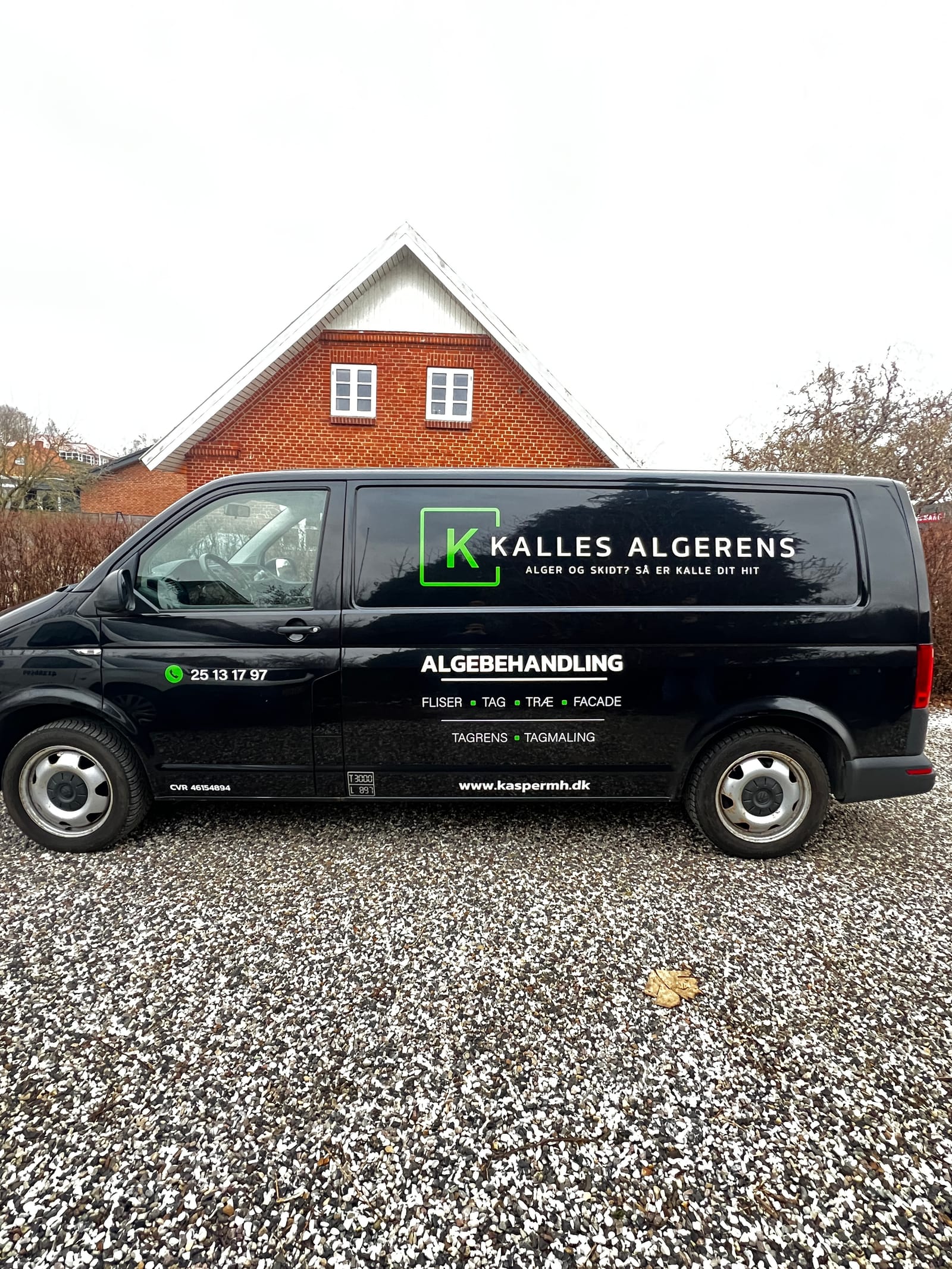 Varevogn med bilreklame for Kalles Algerens hen over hele siden