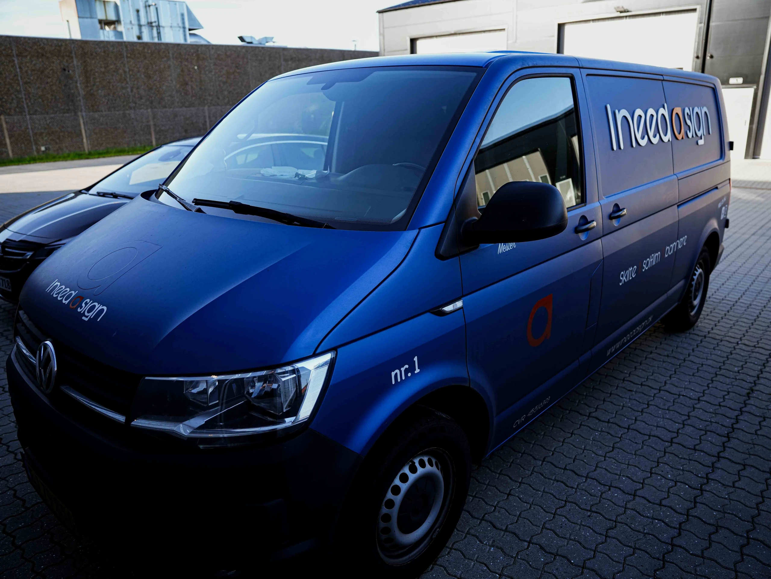 I need a signs egen blå varevogn med logo og ydelser på siden og motorhjelmen