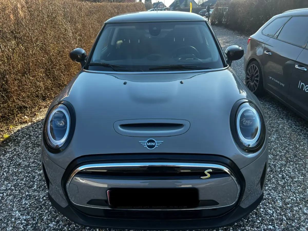 Mini Cooper med grå folie set forfra
