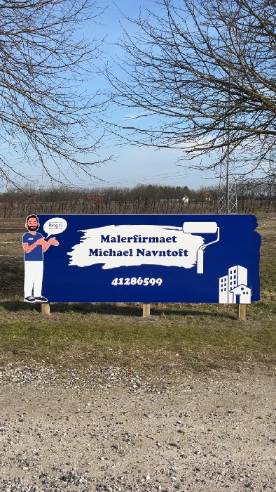 Lysskilt med gennemlyste facadebogstaver monteret på erhvervsfacade