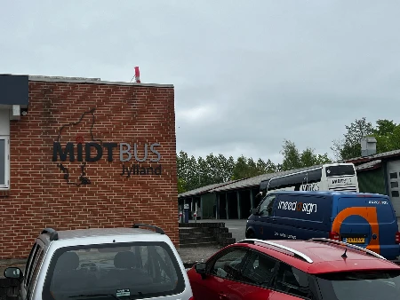 MIDTBUS facadeskilt med logo på murstensbygning